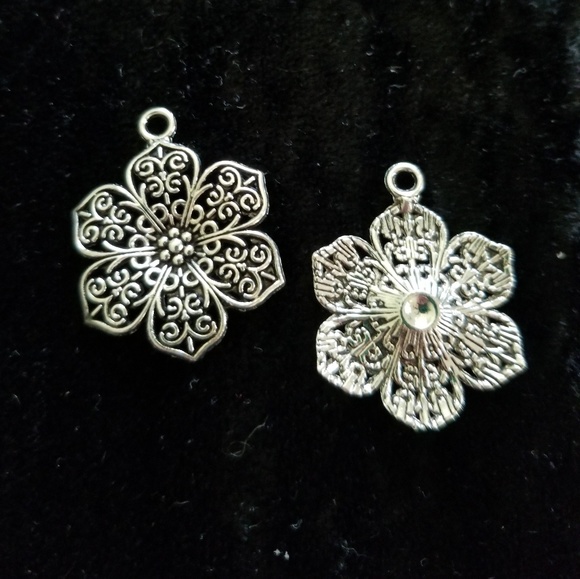 Flower Charms - Antique Silver Tone - 5 Charms - Picture 7 of 8